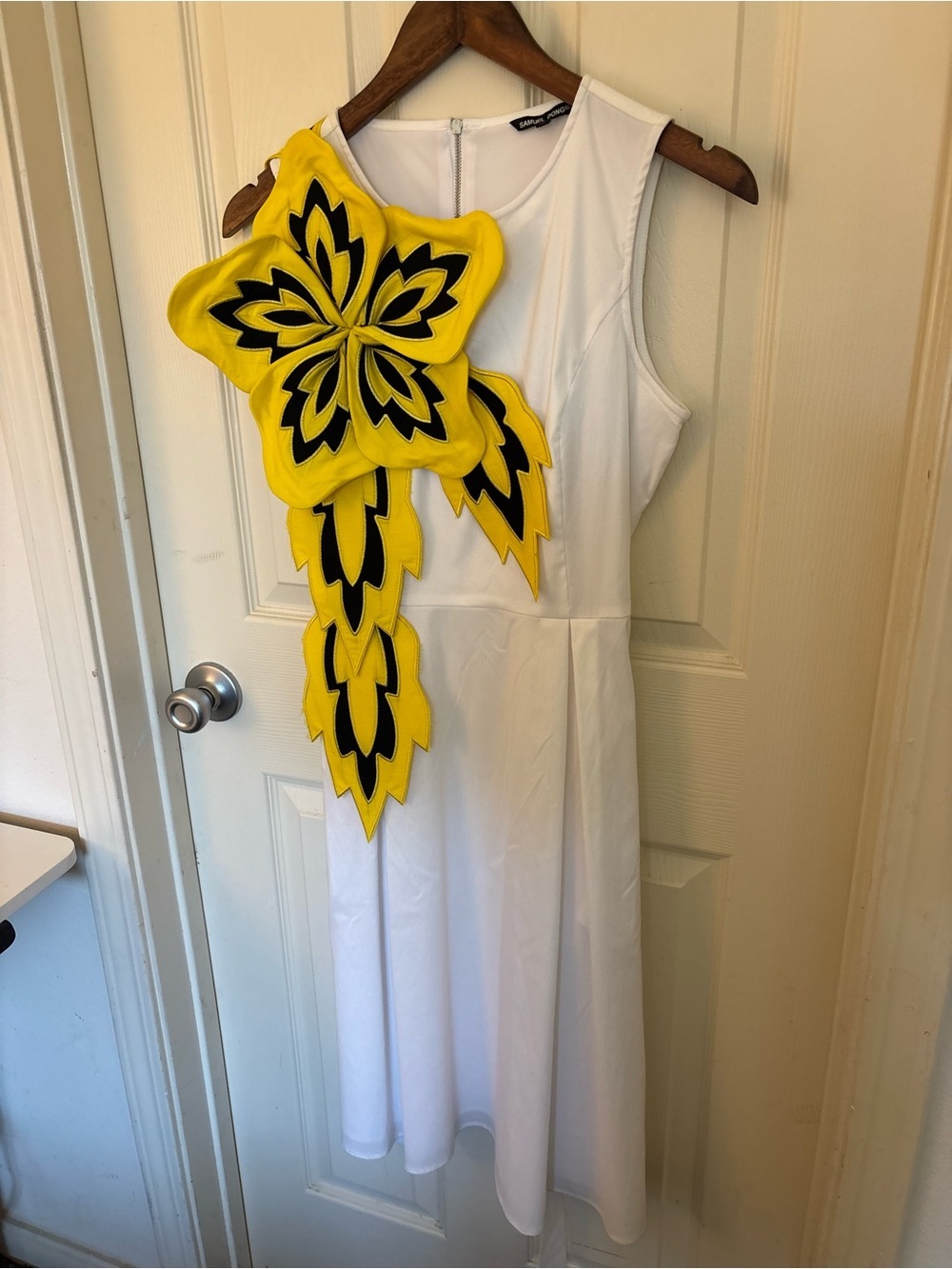 Samuel Dong XS White Sleeveless Fit and Flare Dress Yellow Applique Retail 249